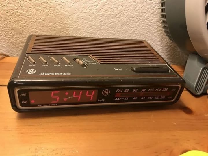 Radiorreloj GE 80s PC